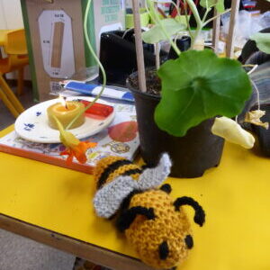 petite abeille crochetée et feuilles de capucines dans une classe